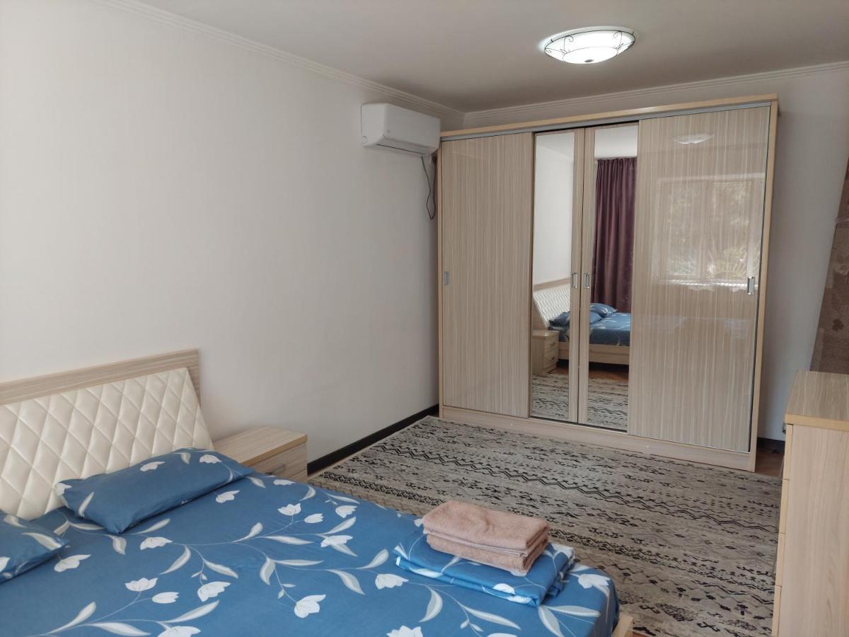 Apartment On Toktogula Bishkek Bagian luar foto